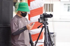 Trương Trung Nguyên tác nghiệp quay video tại sự kiện